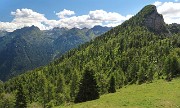 55 Passo di Monte Colle, col panoramico dentino appuntito del Pizzo Badile...